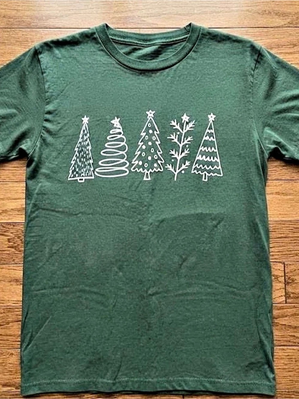 Short Sleeve Tree Graphic Tee in Green Like New